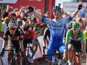 Kaden Groves Juara Etape 11 dengan Rute Panjang di Pesisir Spanyol Kaden Groves Juara Etape 11 dengan Rute Panjang di Pesisir Spanyol
