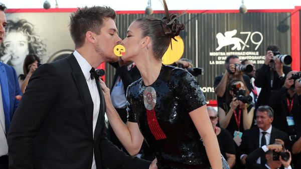 Mesra di Publik! Barbara Palvin dan Dylan Sprouse Ciuman di Festival Film Venice