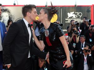 Mesra di Publik! Barbara Palvin dan Dylan Sprouse Ciuman di Festival Film Venice