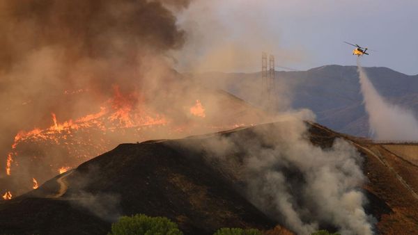 Kebakaran Lahan di California, Jalan Tol Ditutup-Helikopter Sliweran