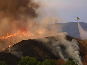 Kebakaran Lahan di California, Jalan Tol Ditutup-Helikopter Sliweran
