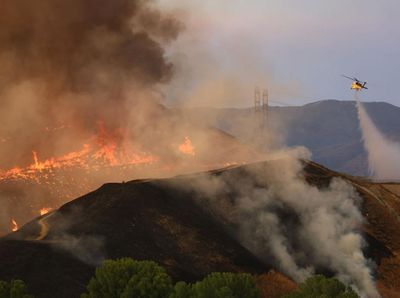 Kebakaran Lahan di California, Jalan Tol Ditutup-Helikopter Sliweran