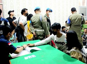 Razia Kos di Karawang, 28 Pasangan Bukan Suami-Istri Diamankan