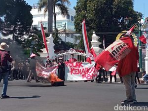 Kenakan Topi Caping, Mahasiswa Cirebon Demo Tolak Kenaikan BBM Kenakan Topi Caping, Mahasiswa Cirebon Demo Tolak Kenaikan BBM