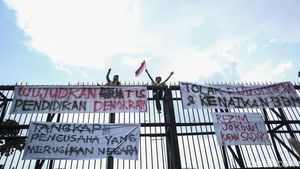 Aksi Pelajar Putih Abu-abu Panjat Pagar DPR Tolak BBM Naik