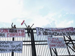 Aksi Pelajar Putih Abu-abu Panjat Pagar DPR Tolak BBM Naik Aksi Pelajar Putih Abu-abu Panjat Pagar DPR Tolak BBM Naik