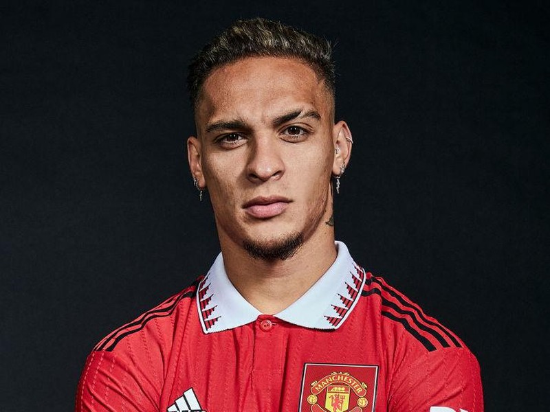 MANCHESTER, ENGLAND - SEPTEMBER 01:  New Manchester United signing Antony poses for a portrait at Carrington Training Ground on September 01, 2022 in Manchester, England. (Photo by Manchester United/Manchester United via Getty Images)