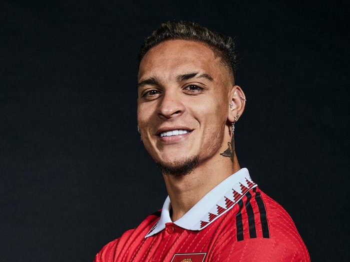 MANCHESTER, ENGLAND - SEPTEMBER 01:  New Manchester United signing Antony poses for a portrait at Carrington Training Ground on September 01, 2022 in Manchester, England. (Photo by Manchester United/Manchester United via Getty Images)