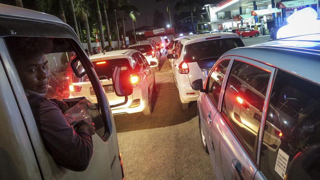 Antrean Isi Bensin Mengular di Mana-mana, Panic Buying Isu Harga Naik Antrean Isi Bensin Mengular di Mana-mana, Panic Buying Isu Harga Naik