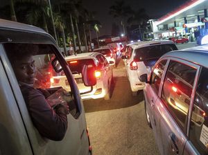 Antrean Isi Bensin Mengular di Mana-mana, Panic Buying Isu Harga Naik