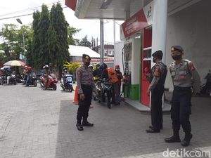 Antrean BBM Masih Panjang, Polisi Jaga Setiap SPBU di Bojonegoro Antrean BBM Masih Panjang, Polisi Jaga Setiap SPBU di Bojonegoro
