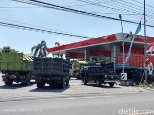 Belum Ada Kenaikan Harga BBM, Sejumlah SPBU di Bojonegoro Diserbu Kendaraan