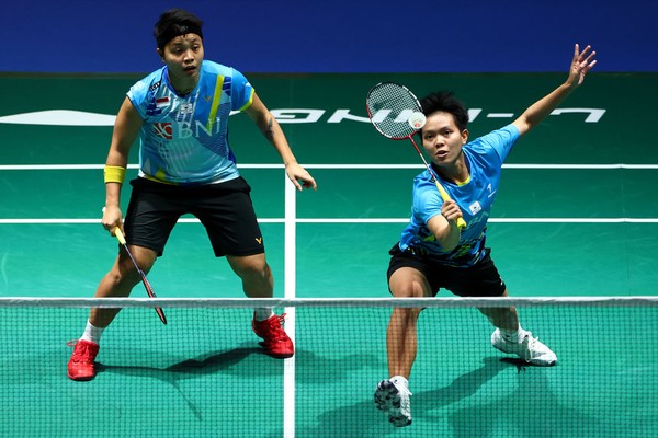 SINGAPORE, SINGAPORE - JULY 17: Apriyani Rahayu (L) and Siti Fadia Silva Ramadhanti of Indonesia compete against Zhang Shu Xian and Zheng Yu of China in their womens doubles final match during the Singapore Open at the Singapore Indoor Stadium on July 17, 2022 in Singapore. (Photo by Yong Teck Lim/Getty Images)