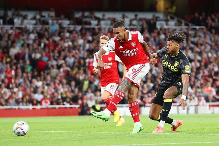 Arsenal vs Aston Villa  Gabriel Jesus of Arsenal scores their side's first goal whilst under pressure from Tyrone Mings of Aston Villa during the Premier League match between Arsenal FC and Aston Villa at Emirates Stadium on August 31, 2022 in London, England. (Photo by Catherine Ivill/Getty Images)