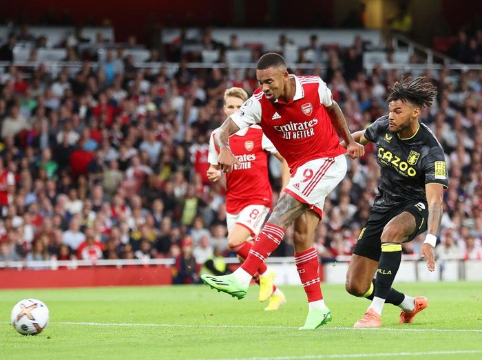 LONDON, ENGLAND - AUGUST 31: Gabriel Jesus of Arsenal scores their side's first goal whilst under pressure from Tyrone Mings of Aston Villa during the Premier League match between Arsenal FC and Aston Villa at Emirates Stadium on August 31, 2022 in London, England. (Photo by Catherine Ivill/Getty Images)