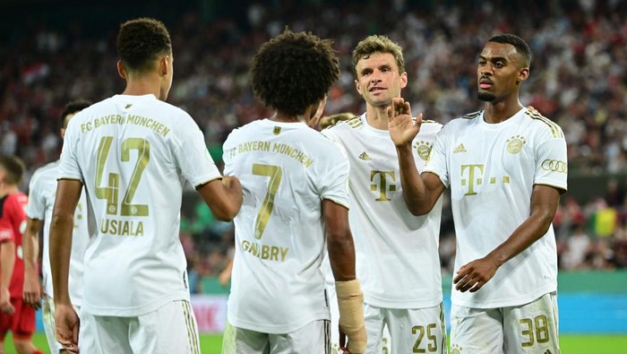 Bayern Munichs team celebrates the 0-4 during the German Cup (DFB Pokal) first round football match FC Viktoria Koeln v FC Bayern Munich in Cologne, western Germany, on August 31, 2022. - DFL REGULATIONS PROHIBIT ANY USE OF PHOTOGRAPHS AS IMAGE SEQUENCES AND/OR QUASI-VIDEO (Photo by INA FASSBENDER / AFP) / DFL REGULATIONS PROHIBIT ANY USE OF PHOTOGRAPHS AS IMAGE SEQUENCES AND/OR QUASI-VIDEO (Photo by INA FASSBENDER/AFP via Getty Images)