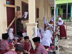 Disdik Kunjungi Sekolah Disegel Warga, Dorong Belajar Bergelombang