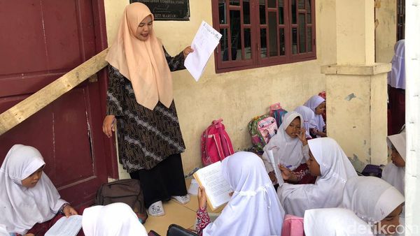 Murid SD di Deli Serdang Tetap Antusias Meski Belajar di Teras Kelas