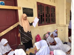 Murid SD di Deli Serdang Tetap Antusias Meski Belajar di Teras Kelas