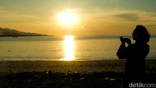 Berburu Momen Sunset di Pantai Oeusapi Wini