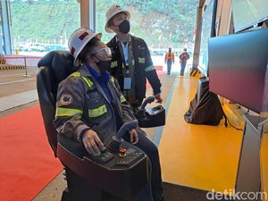 Srikandi di Balik Kemudi Alat Tambang Remote Control Milik Freeport