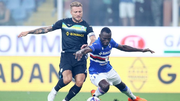 GENOA, ITALY - AUGUST 31: Ciro Immobile of SS Lazio and Omar Colley of UC Sampdoria battle for the ball during the Serie A match between UC Sampdoria and SS Lazio at Stadio Luigi Ferraris on August 31, 2022 in Genoa, Italy. (Photo by Matteo Ciambelli/DeFodi Images via Getty Images)