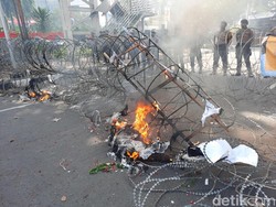Demo Tolak BBM Naik di Jakpus, Massa Bakar Keranda Mayat-Rusak Kawat Berduri