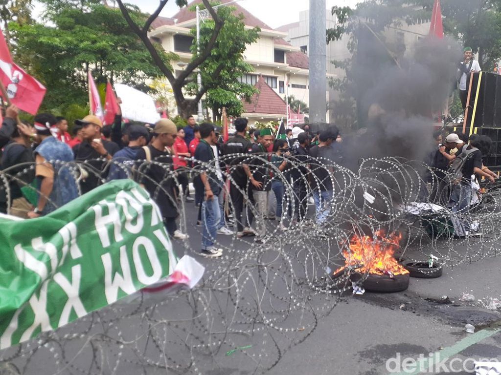 Massa HMI dan GMNI Demo Tolak Kenaikan Harga BBM di Semarang