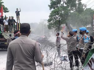Demo Tolak Kenaikan Harga BBM di Semarang, Massa Bakar Ban-Sempat Ricuh