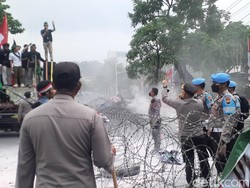 Demo Tolak Kenaikan Harga BBM di Semarang, Massa Bakar Ban-Sempat Ricuh