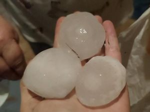 Detik-detik Hujan Es Sebesar Kepalan Tangan Hantam Spanyol