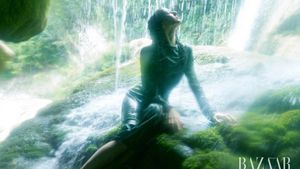 10 Pesona Dilraba Dilmurat Pose Mandi di Bawah Air Terjun