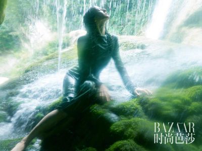 10 Pesona Dilraba Dilmurat Pose Mandi di Bawah Air Terjun