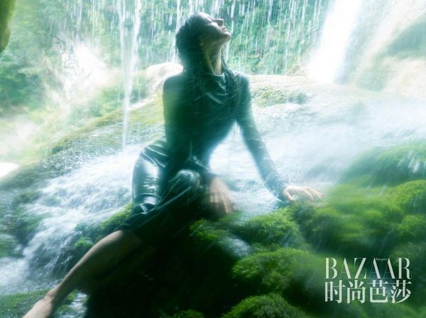 10 Pesona Dilraba Dilmurat Pose Mandi di Bawah Air Terjun