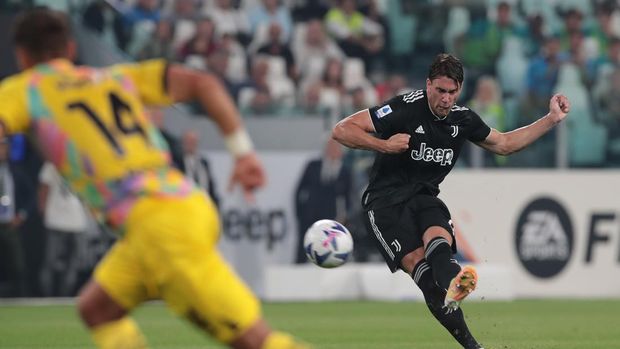 TURIN, ITALY - AUGUST 31: Dusan Vlahovic of Juventus scores the opening goal during the Serie A match between Juventus and Spezia Calcio at Allianz Stadium on August 31, 2022 in Turin, Italy. (Photo by Emilio Andreoli/Getty Images)
