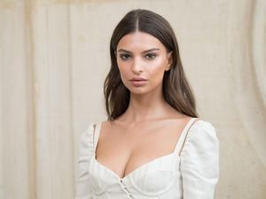 Usai Diisukan Kencan dengan Brad Pitt, Emrata Disebut Biseksual Usai Diisukan Kencan dengan Brad Pitt, Emrata Disebut Biseksual