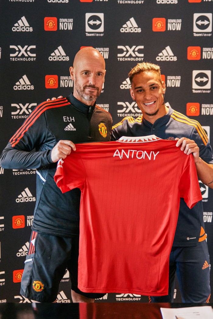 MANCHESTER, ENGLAND - SEPTEMBER 01:  New Manchester United signing Antony poses with Manchester United Head Coach / Manager Erik ten Hag at Carrington Training Ground on September 01, 2022 in Manchester, England. (Photo by Manchester United/Manchester United via Getty Images)