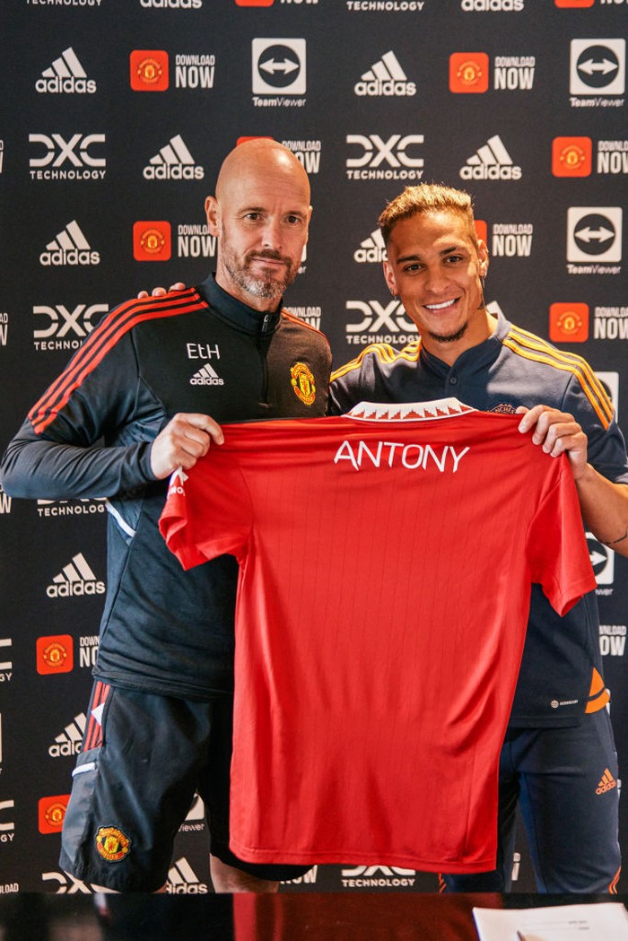 Erik ten Hag, Antony, Manchester United MANCHESTER, ENGLAND - SEPTEMBER 01: New Manchester United signing Antony poses with Manchester United Head Coach / Manager Erik ten Hag at Carrington Training Ground on September 01, 2022 in Manchester, England. (Photo by Manchester United/Manchester United via Getty Images)