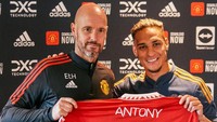 Di MU, Antony reuni dengan Erik ten Hag yang sebelum ini melatihnya di Ajax. Foto: Manchester United via Getty Imag/Manchester United