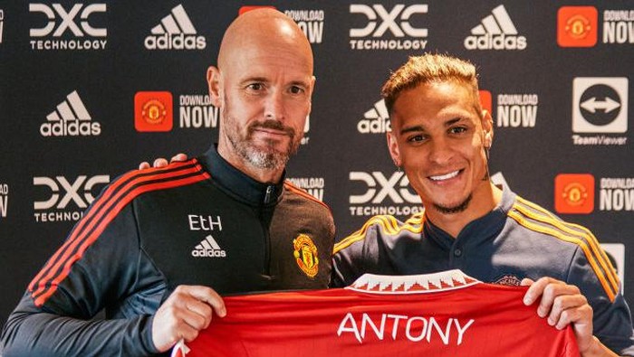 MANCHESTER, ENGLAND - SEPTEMBER 01:  New Manchester United signing Antony poses with Manchester United Head Coach / Manager Erik ten Hag at Carrington Training Ground on September 01, 2022 in Manchester, England. (Photo by Manchester United/Manchester United via Getty Images)