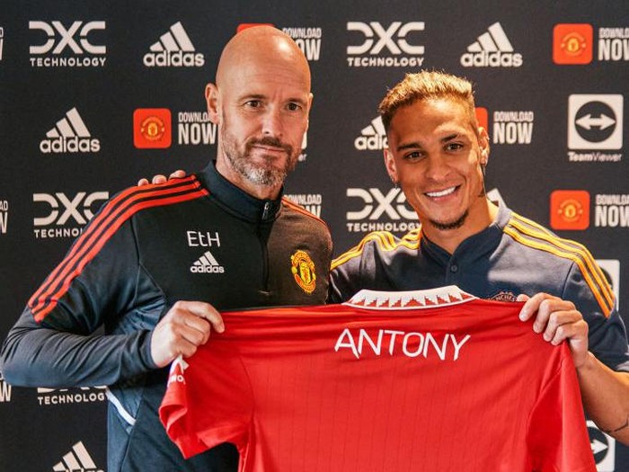 MANCHESTER, ENGLAND - SEPTEMBER 01:  New Manchester United signing Antony poses with Manchester United Head Coach / Manager Erik ten Hag at Carrington Training Ground on September 01, 2022 in Manchester, England. (Photo by Manchester United/Manchester United via Getty Images)