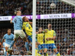 Gol ketiga Haaland dilakukan dengan sundulan, setelah bola saling disundul Foden, lanjut ke Stones, dan lanjut ke Haaland dengan sundulan. Jadi deh, perfect hat-trick! (Getty Images)
