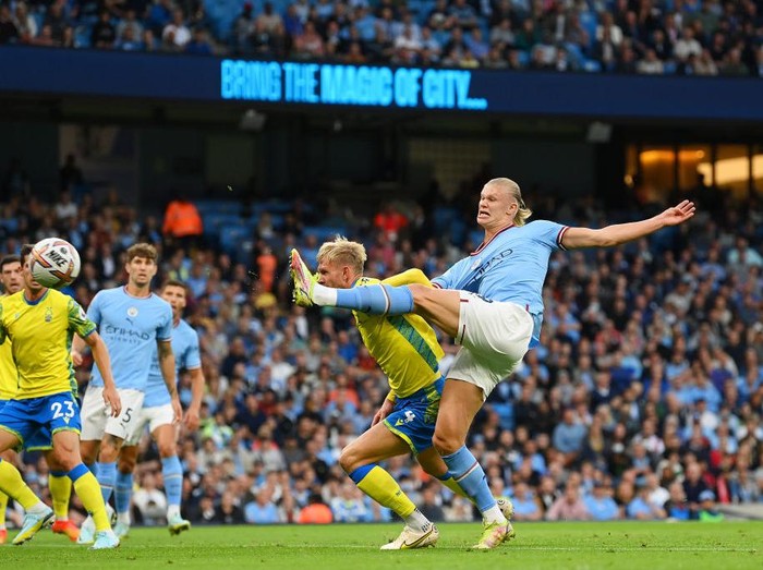 MANCHESTER, ENGLAND - AUGUST 31: Erling Haaland of Manchester City celebrates scoring their side's first goal during the Premier League match between Manchester City and Nottingham Forest at Etihad Stadium on August 31, 2022 in Manchester, England. (Photo by Michael Regan/Getty Images)