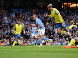 Gol kedua Erling Haaland dilakukan dengan kaki kanan menyambar bola liar di depan gawang (Getty Images)