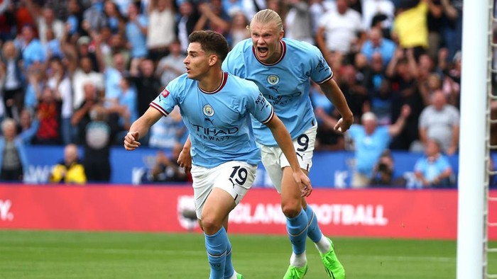 LEICESTER, ENGLAND - JULY 30: Julian Alvarez of Manchester City celebrates scoring his sides first goal with team-mate Erling Haaland during the FA Community Shield between Manchester City and Liverpool at The King Power Stadium on July 30, 2022 in Leicester, England. (Photo by Chris Brunskill/Fantasista/Getty Images)