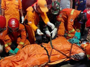 Damkar Evakuasi Mayat Seberat 120 Kg dari Lantai 2 Rumah di Jaksel