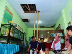 Farel Prayoga Bantu Renovasi Atap Ruangan Kepsek dan Guru yang Mau Roboh