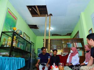 Farel Prayoga Bantu Renovasi Atap Ruangan Kepsek dan Guru yang Mau Roboh Farel Prayoga Bantu Renovasi Atap Ruangan Kepsek dan Guru yang Mau Roboh
