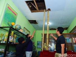 Kepedulian Farel Prayoga Renovasi Atap Sekolahnya yang Nyaris Roboh