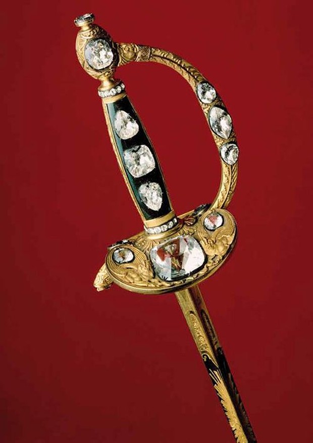 Berlian regent pada palang pelindung pedang Napoleon/